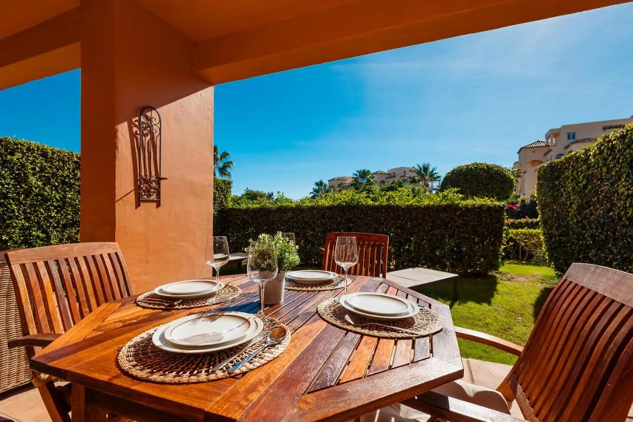 Holiday Apartment With Private Garden, Barbecue And Pool, Benahavis Estepona Spanyolország