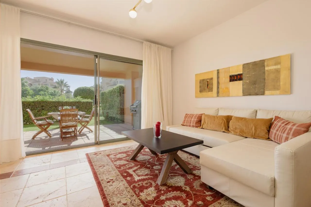 Holiday Apartment With Private Garden, Barbecue And Pool, Benahavis Estepona