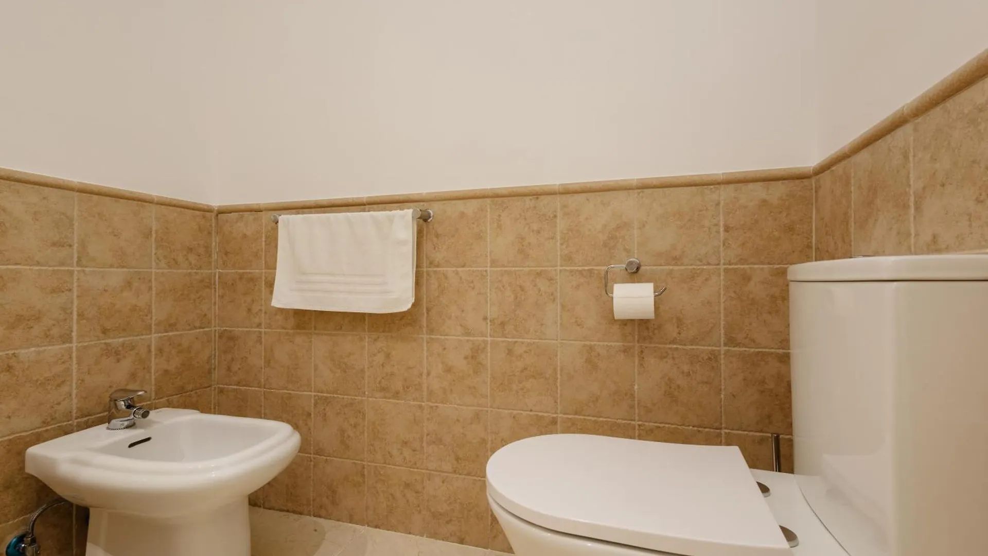 Holiday Apartment With Private Garden, Barbecue And Pool, Benahavis Estepona