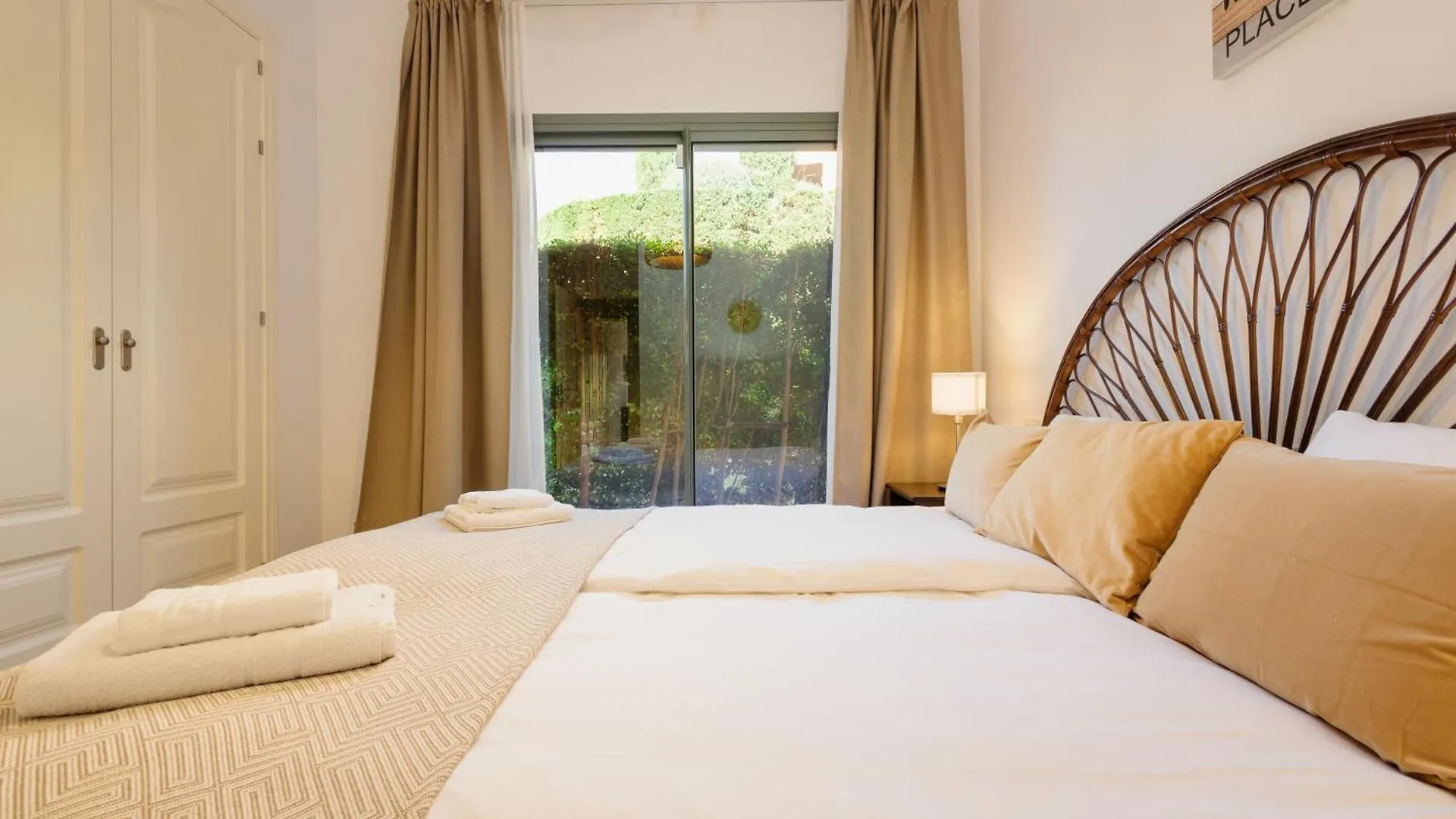Holiday Apartment With Private Garden, Barbecue And Pool, Benahavis Estepona Spanyolország
